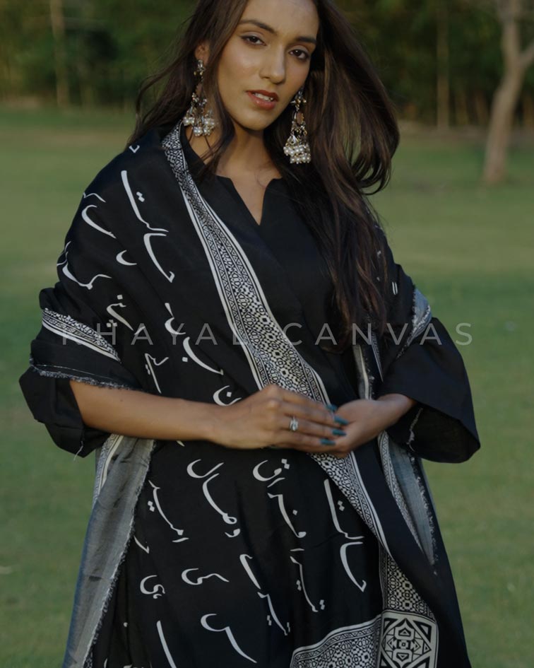 Siyah-o-Safeed Saagar (سفید و سیاہ ساگر) – An Ocean of Black and White Odhni