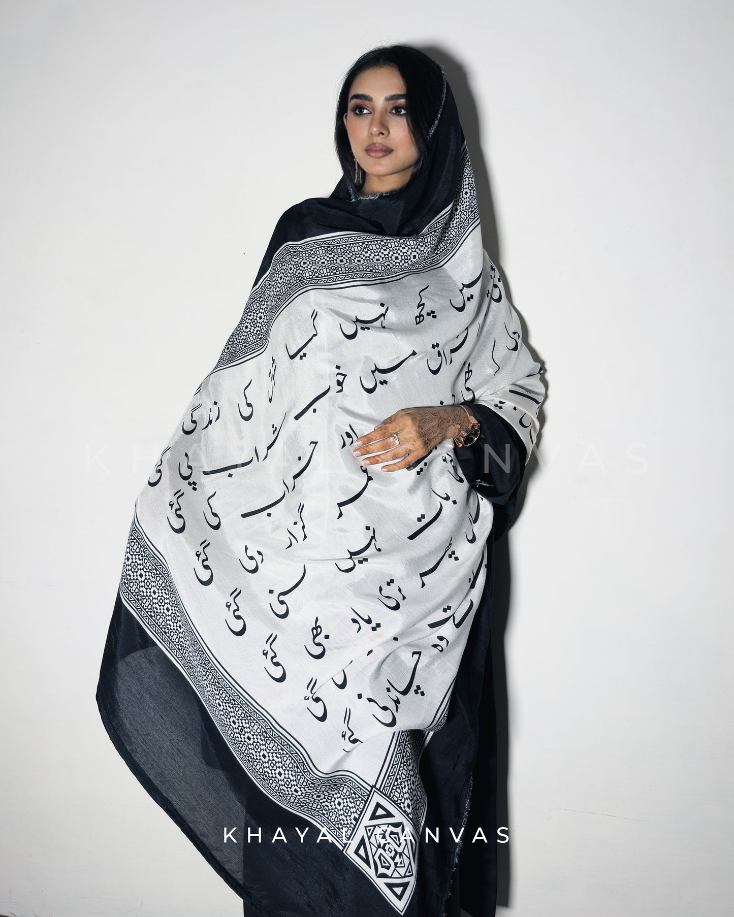 Safeed-o-Siyah Saagar (سفید و سیاہ ساگر) – An Ocean of Black and White Odhni